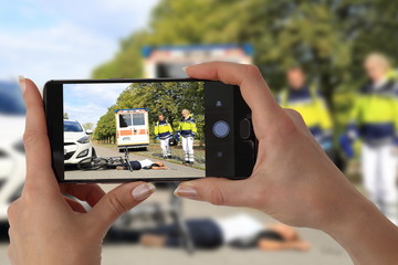 Schaulistiger Gaffer fotografiert Unfall mit Handy