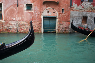 Fototapeta na wymiar Gondolier floats on the narrow channel