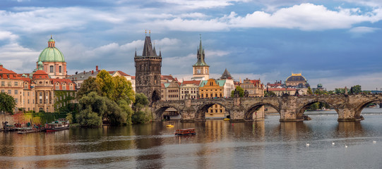 Obraz premium Charles Bridge in the Summer Prague