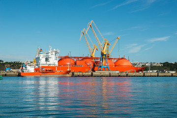 méthanier en cale au port de commerce de Brest