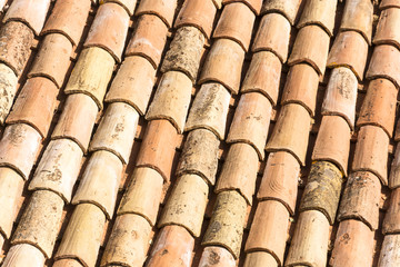 particolare di un tetto fatto con tegole antiche