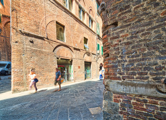 Fototapeta na wymiar narrow street of Siena