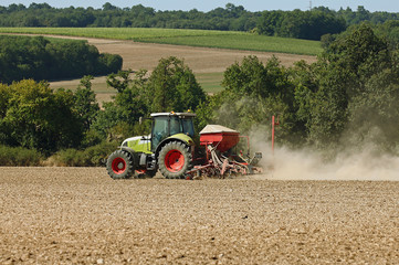 Semis dans un champ par un tracteur