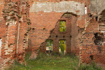 Fototapeta na wymiar The ruins of an ancient building of red brick. The building is in a dilapidated condition. Abandoned collection. City Disna Belarus. View from the inside.