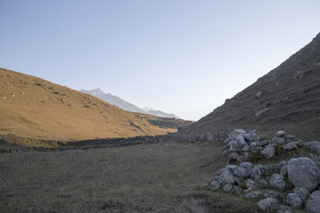 Вечер в горах. панорама живописного ущелья, природа Северного Кавказа