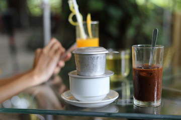 スマートフォンで音楽を聴く女性