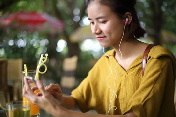 スマートフォンで音楽を聴く女性