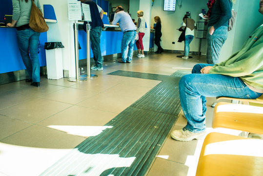 Persone alle poste, uffici pubblici, aspettare, in coda