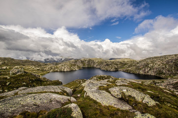 Steinige Landschaft in Norwegen