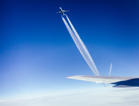 Airplanes flying dangerously close to each other