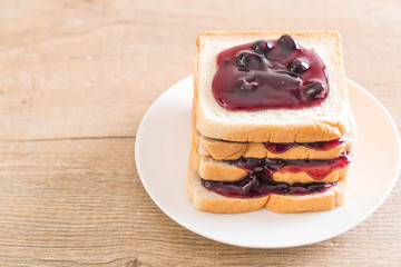 bread with blueberry jam