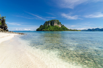 Fototapeta premium Beautiful sunny day at Koh Khai & Koh Porda of Krabi province in Thailand