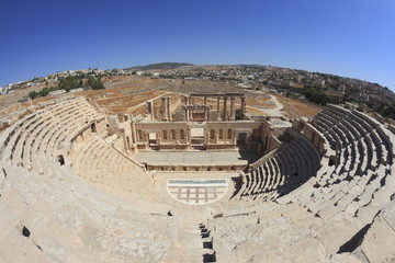 ジェラシュ遺跡のの北のローマ劇場とジェラシュ街並み