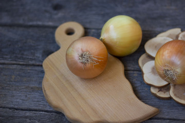 round onions on a wooden boards