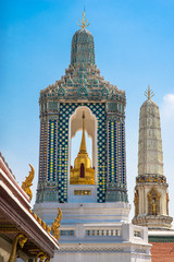 Obraz premium Temple of the Gandhara Buddha Viharn as part of the famous Buddhist temple Wat Phra Kaeo in Bangkok. The tower contains a small golden Chedi or Stupa