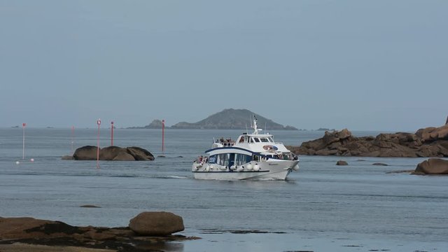 Vedettes des sept &icirc;les qui revient au port de Ploumanach avec des touristes. Bretagne