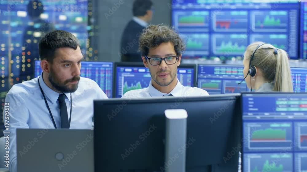 Poster professional broker consults stock exchange trader at his workstation. multi-ethnic team at stock ex