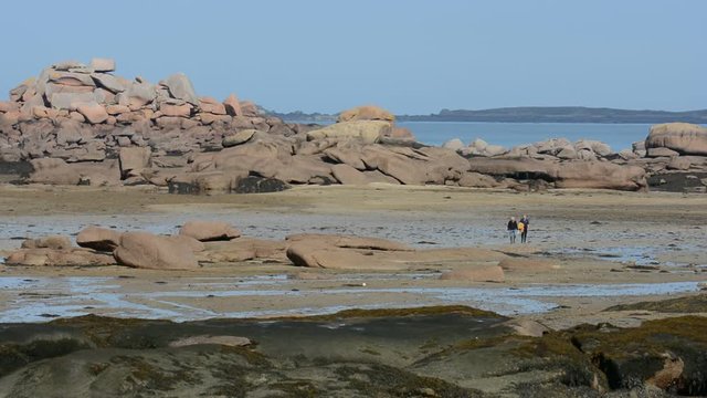 Retour de p&ecirc;che &agrave; pieds, deux hommes qui marchent sur le sable en Bretagne