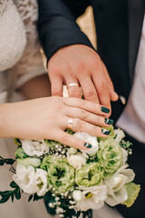 Obraz na płótnie Canvas Wedding rings and flowers