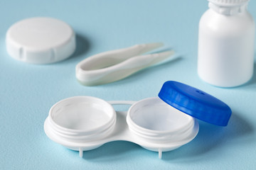 Accessories for contact lenses: container, tweezers, solution