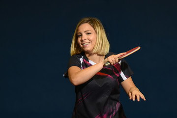 jeune femme pratiquant le tennis de table