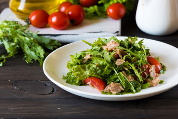 Salad with tuna and mustard dressing