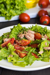Salad with tuna and mustard dressing