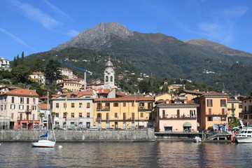 Fototapeta na wymiar Blick auf Menaggio am Comer See mit Monte Grona