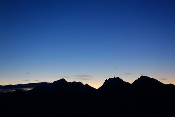 Berg Silhouette be Sonnenaufgang