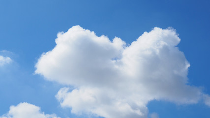 Fototapeta premium Jasny niebieski jasne niebo z dużą białą chmurą w kształcie ptaka w centrum, szerokie tło ekranu