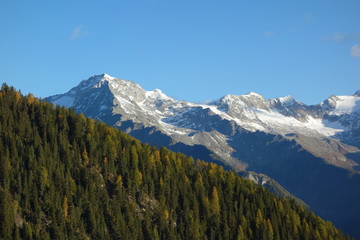 Schneebedeckte Gerggipfel