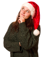 Junge Frau mit Nikolausmütze denkt nach