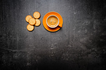 espresso mit kekse von oben in orangener tasse