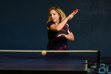 jeune femme pratiquant le tennis de table