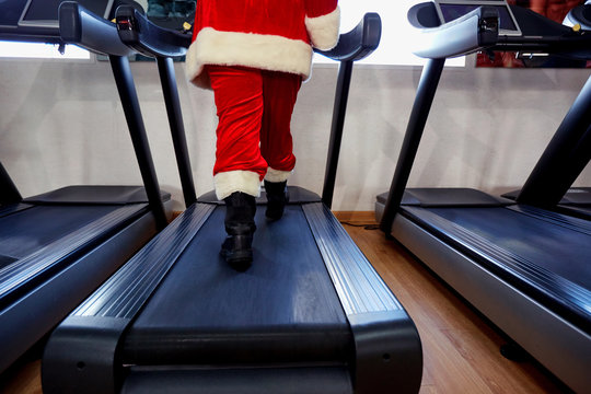 Santa Claus in the gym doing exercises.