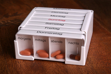 PILLENDOSEN MIT TABLETTEN