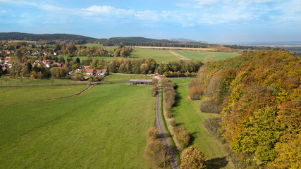 Th&uuml;ringen, Luftbild von Langenhain und dem Kalkberg mit Buchenwald  in Herbstfarben
