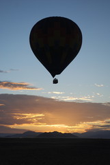 Balão de ar quente no céu da Namíbia