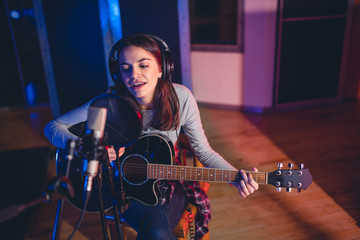 Obraz premium Woman performing in a recording studio