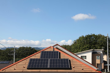 Fototapeta premium 住宅のソーラーパネル コピースペース