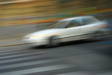 Fototapeta na wymiar Geschwindigkeit Ein Auto auf der Straße, mit Bewegungsunschärfe. 