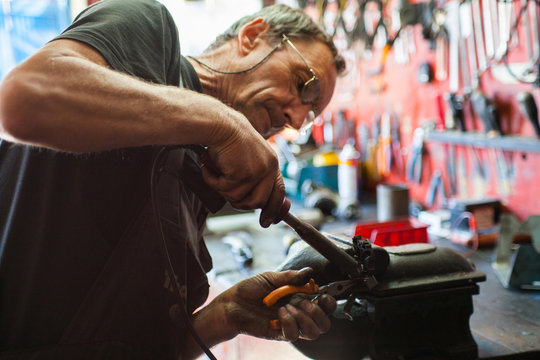 Car mechanic working.