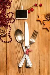 Cubiertos de metal antiguos sobre mesa de madera rústico. Vista superior
