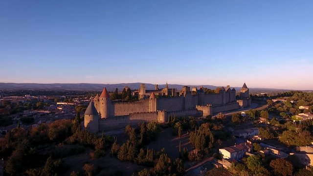 La cité de Carcassonne au coucher de soleil. Filmé par drone