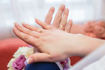 Обручальные кольца на руках