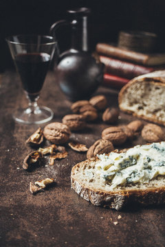 Slice of bread with blue cheese, wine and wallnuts