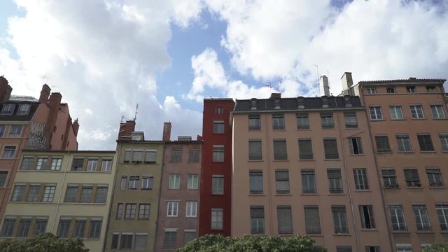 travelling lat&eacute;ral d'immeubles typiques dans une ville fran&ccedil;aise