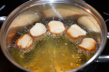 Frying mini paczki.