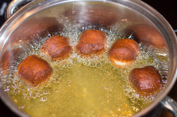 Frying mini paczki.