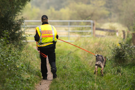 Polizist mit Diensthund - Sp&uuml;rhund